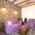 Mary-Helen Home - Spacious Cottage