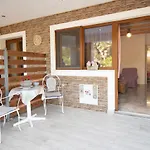 Mary-Helen Home - Spacious Cottage